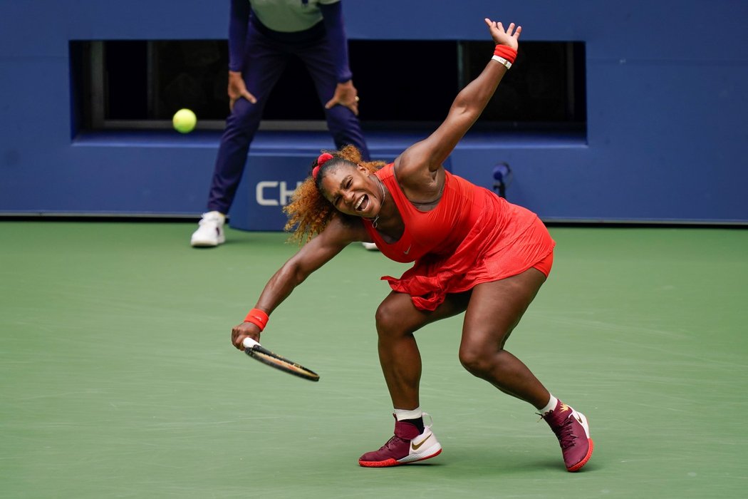 Serena Williamsová porazila ve čtvrtfinálovém souboji na US Open Bulharku Pironkovovou a počtrnácté je v New Yorku v semifinále.