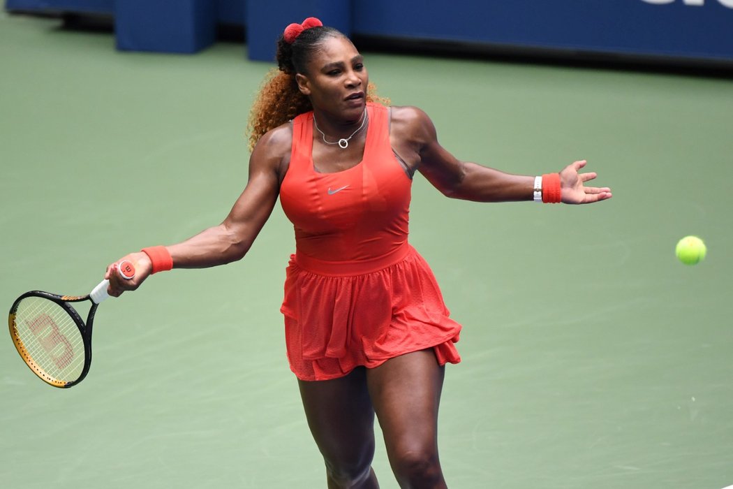 Serena Williamsová porazila ve čtvrtfinálovém souboji na US Open Bulharku Pironkovovou a počtrnácté je v New Yorku v semifinále.