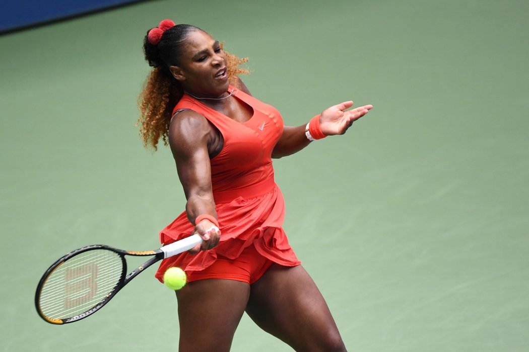 Serena Williamsová porazila ve čtvrtfinálovém souboji na US Open Bulharku Pironkovovou a počtrnácté je v New Yorku v semifinále.