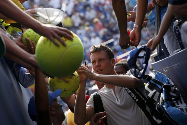 Tomáš Berdych se podepisuje fanouškům po vítězném zápase druhého kola US Open proti Denisu Kudlovi Tomáš Berdych se podepisuje fanouškům po vítězném zápase druhého kola US Open proti Denisu Kudlovi