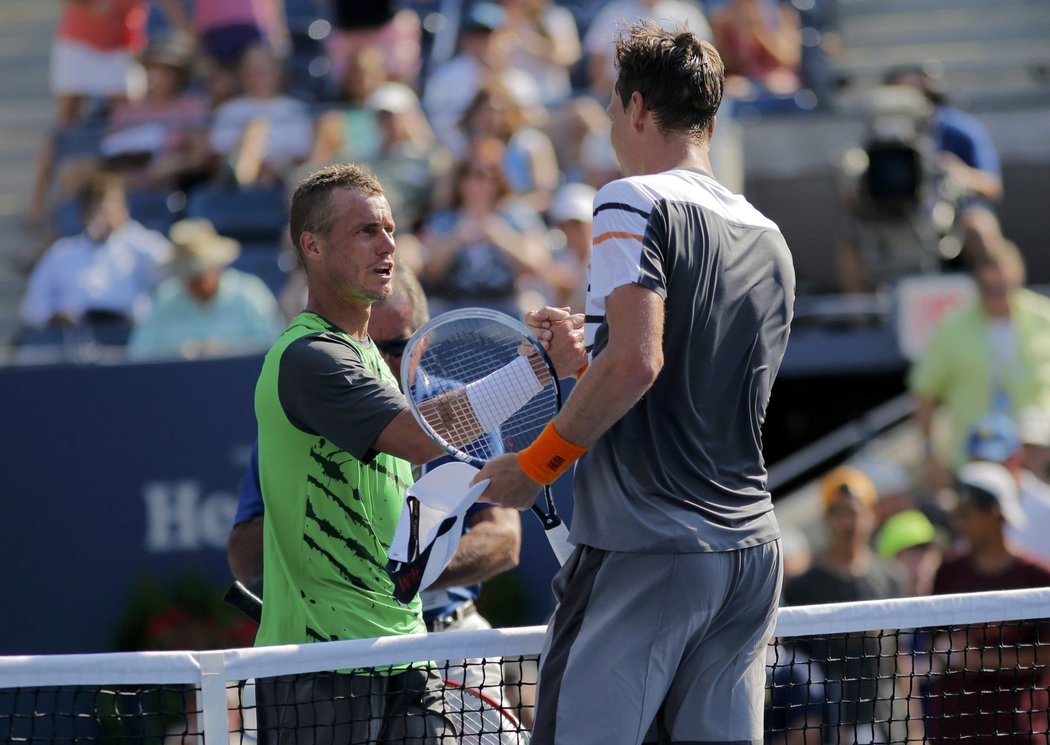 Lleyton Hewitt gratuluje Tomáši Berdychovi k výhře v prvním kole US Open