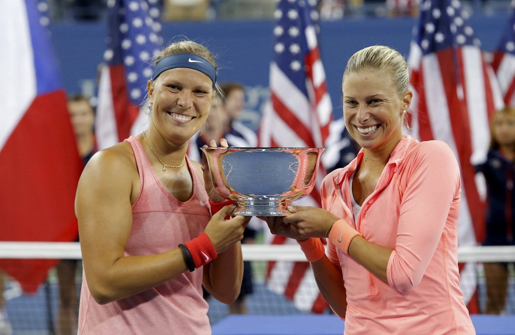 Lucie Hradecká (vlevo) a Andrea Hlaváčková se radují z triumfu na US Open