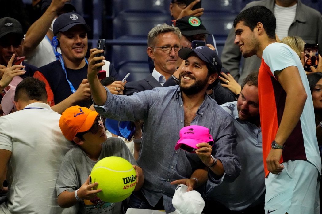 Carlos Alcaraz s fanouškem po zápase US Open