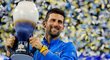 Srbský tenista Novak Djokovič oslavuje triumf v Cincinnati s trofejí