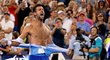 Novak Djokovič roztrhává tričko při oslavě vítězství na turnaji v Cincinnati