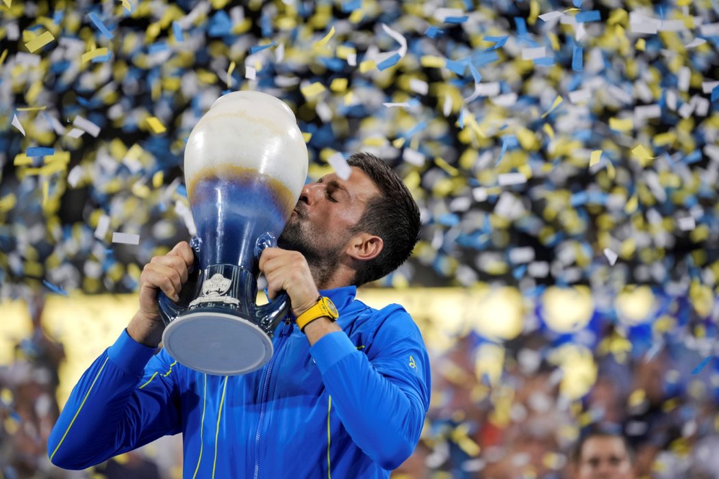 Novak Djokovič líbá trofej pro vítěze turnaje v Cincinnati