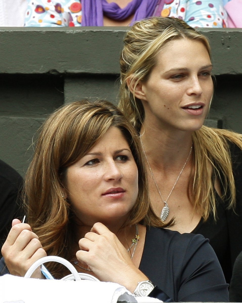 Přítelkyně obou tenistů, v popředí těhotná Mirka Vavrinec