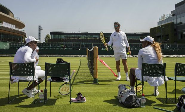 Sestry Williamsovy diskutují na tréninku před začátkem Wimbledonu Sestry Williamsovy diskutují na tréninku před začátkem Wimbledonu