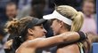  Venus Williamsová gratuluje k postupu Madison Keysové