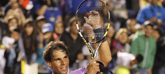 Rafael Nadal děkuje divákům po svém semifinálovém zápase na turnaji v chilském Viňa del Mar