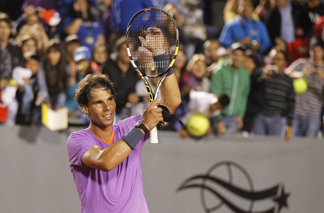 Rafael Nadal děkuje divákům po svém semifinálovém zápase na turnaji v chilském Viňa del Mar