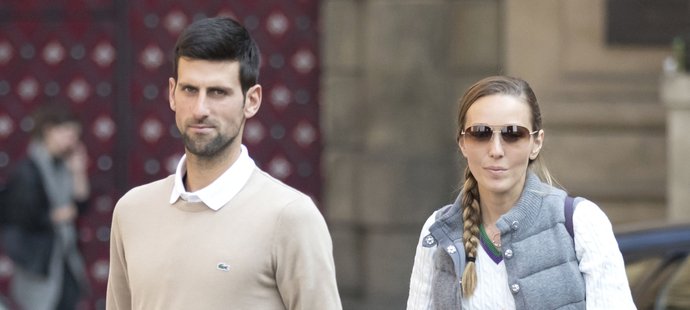 Novak Djokovič vytáhl manželku Jelenu na romantickou procházku Prahou.