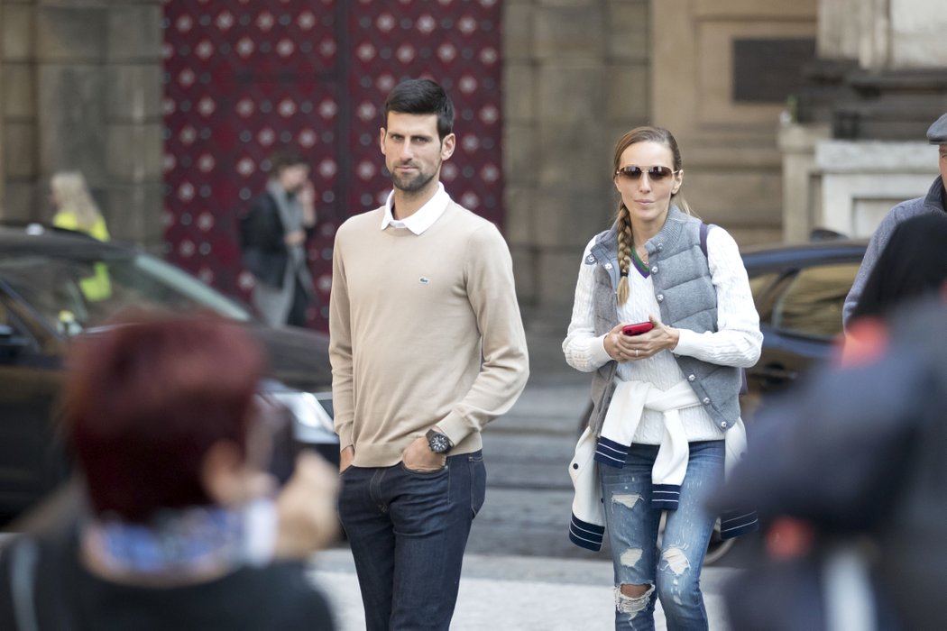 Novak Djokovič vytáhl manželku Jelenu na romantickou procházku Prahou