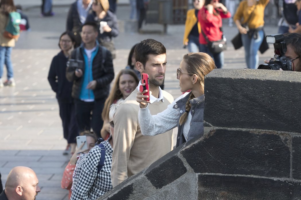 Novak Djokovič vytáhl manželku Jelenu na romantickou procházku Prahou