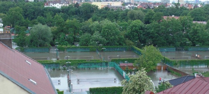 Tenisový areál Hamr také zasáhla povodeň, na sportování musejí Pražané na nějaký čas zapomenout. Rozvodněná Vltava hrozí i dalším sportovištím, třeba ve Stromovce