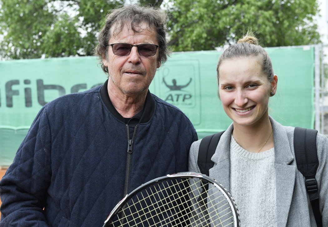 Bývalý československý profesionální tenista Jiří Hřebec (vpravo) trénuje talentovanou Markétu Vondroušovou