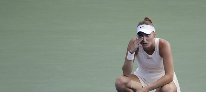 Markéta Vondroušová si poradila s bývalou finalistkou Wimbledonu Kanaďankou Eugenií Bouchardovou 6:4 a 6:3.