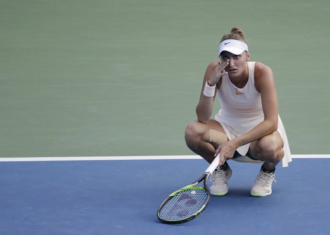 Markéta Vondroušová si poradila s bývalou finalistkou Wimbledonu Kanaďankou Eugenií Bouchardovou 6:4 a 6:3.