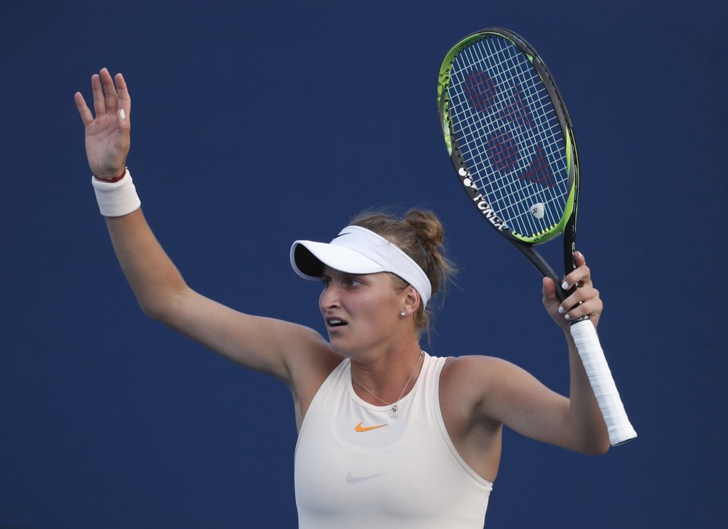 Markéta Vondroušová si poradila s bývalou finalistkou Wimbledonu Kanaďankou Eugenií Bouchardovou 6:4 a 6:3.