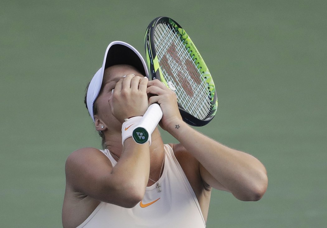 Markéta Vondroušová si poradila s bývalou finalistkou Wimbledonu Kanaďankou Eugenií Bouchardovou 6:4 a 6:3.