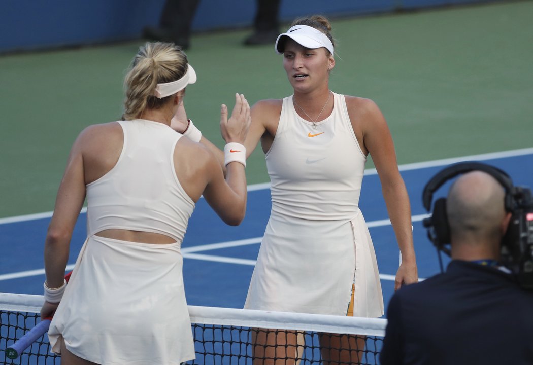 Markéta Vondroušová si poradila s bývalou finalistkou Wimbledonu Kanaďankou Eugenií Bouchardovou 6:4 a 6:3.