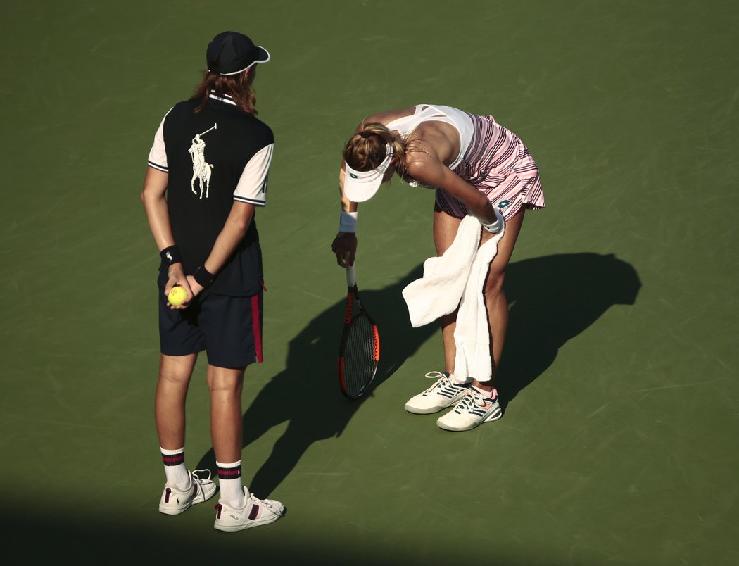 Markétu Vondroušovou rozhodila i soupeřka Lesja Curenková, která se nechala ošetřovat a působila na zhroucení. Vondroušová ji za to nařkla z hraní divadla.