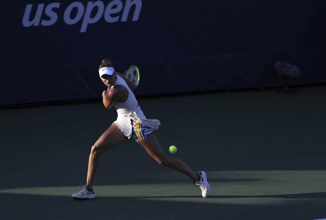 Markéta Vondroušová porazila náhradnici Monu Barthelovou z Německa 6:1, 6:4.