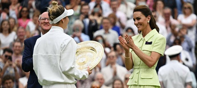 Princezna Kate předává trofej Markétě Vondroušové