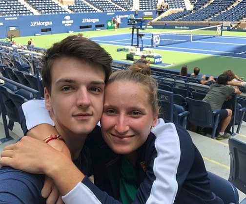 Markéta Vondroušová na US Open s přítelem.