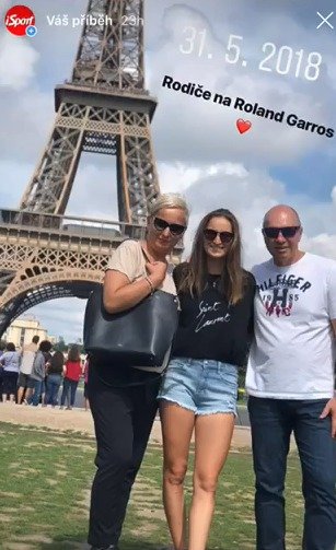 Markéta Vondroušová s rodiči v Paříži.