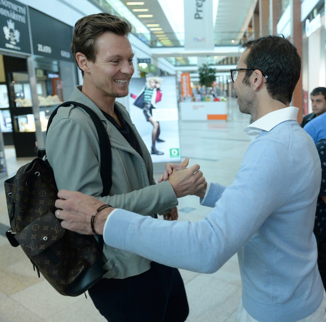 Tomáš Berdych (vlevo) a Radek Štěpánek (vpravo) při otevírání výstavy v Galerii Harfa