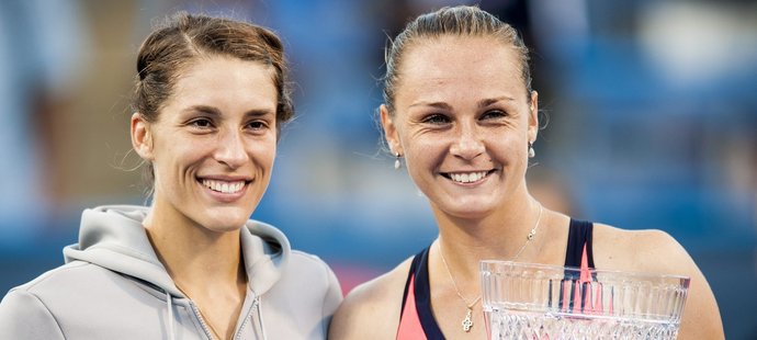 Spokojená Rybáriková (vpravo) s poraženou finalistkou Petkovičovou.