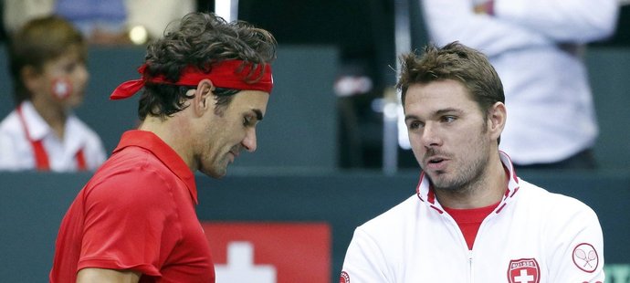 Stan Wawrinka (vpravo) a Roger Federer při zářijovém daviscupovém zápase Švýcarska proti Nizozemsku