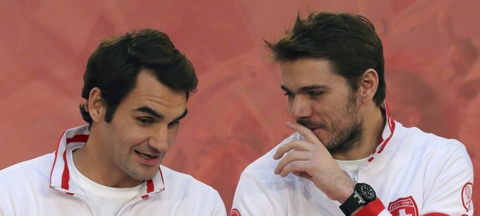 Roger Federer a Stan Wawrinka v družném hovoru na tiskové konferenci před finále Davis Cupu 