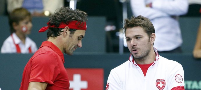 Stan Wawrinka (vpravo) a Roger Federer při zářijovém daviscupovém zápase Švýcarska proti Nizozemsku