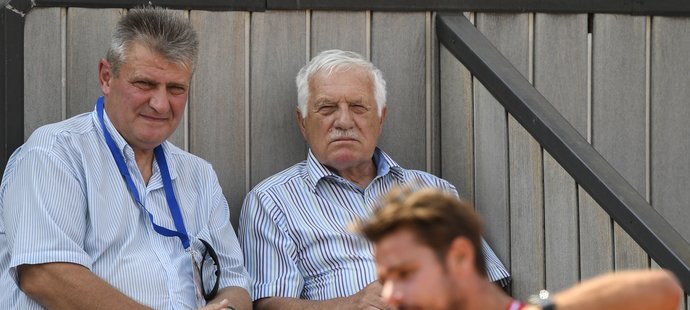 Prezident Českého tenisového svazu Ivo Kaderka a bývalý prezident země Václav Klaus na challengeru v Praze