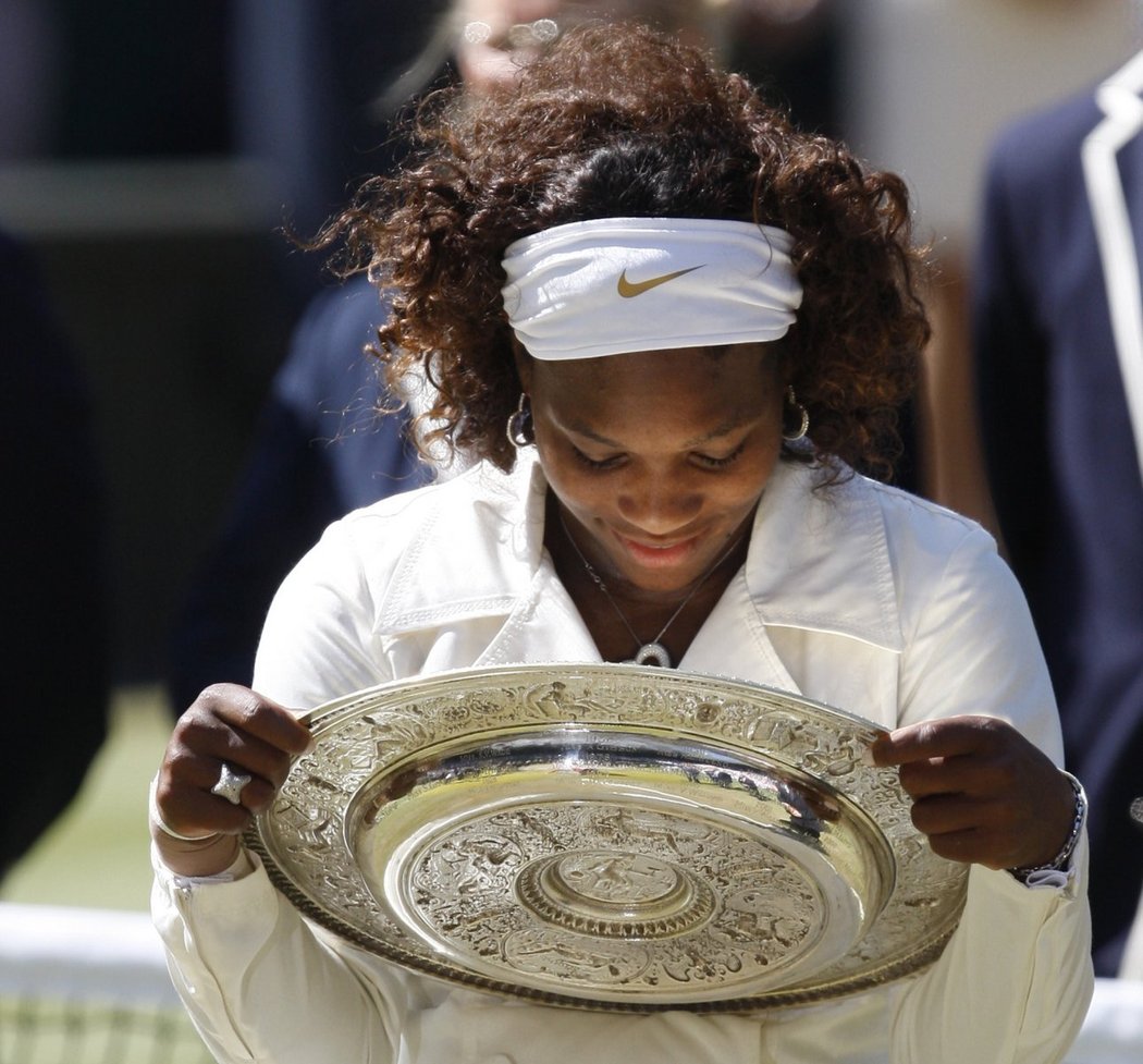 Serena Williamsová s wimbledonskou trofejí