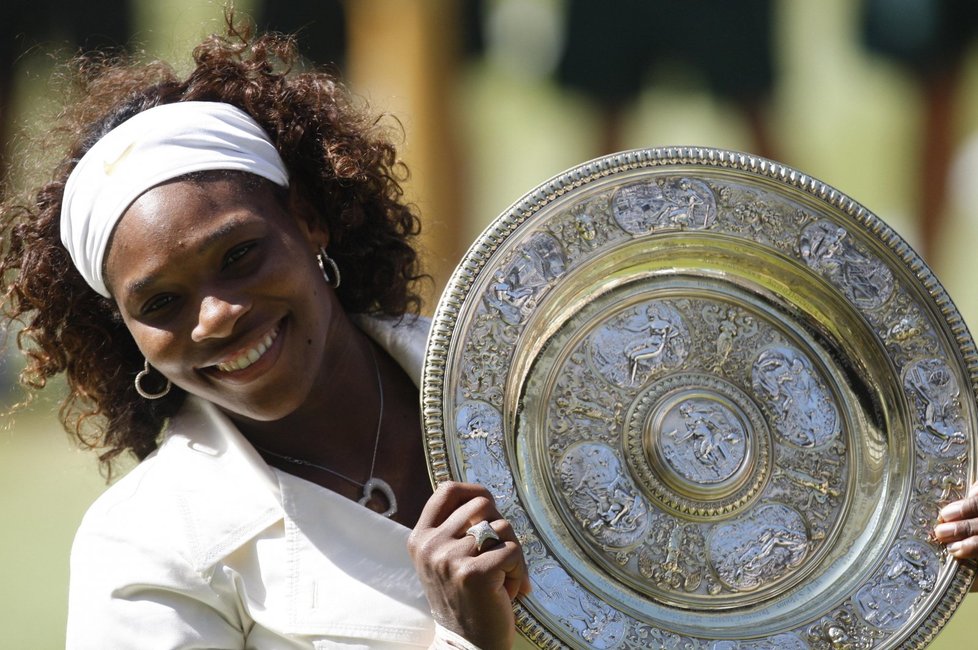 Serena Williamsová s wimbledonskou trofejí