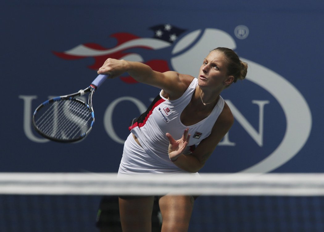 Karolína Plíšková podává v osmifinále US Open proti americké legendě Venus Williamsové
