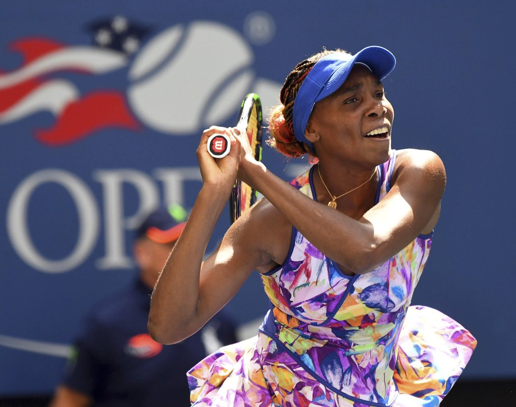 Americká tenistka Venus Williamsová v utkání s českou hráčkou Karolínou Plíškovou v osmifinále US Open