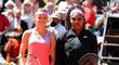 Lucie Šafářová a Serena Williamsová před začátkem finálového zápasu na French Open