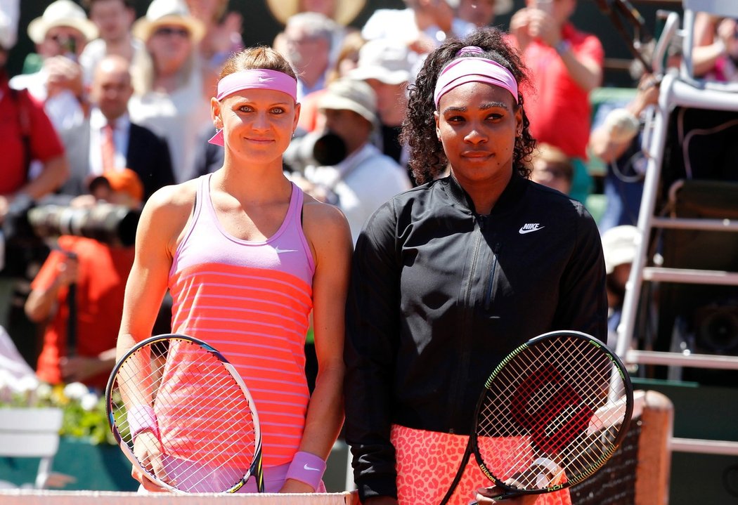 Lucie Šafářová a Serena Williamsová před začátkem finálového zápasu na French Open