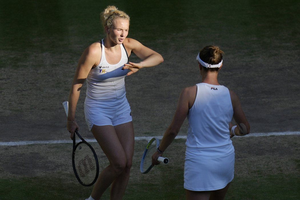 Kateřina Siniaková a Barbora Krejčíková ovládly Wimbledon