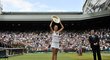 Petra Kvitová v roce 2011 na slavném centrkurtu se svou první wimbledonskou trofejí...