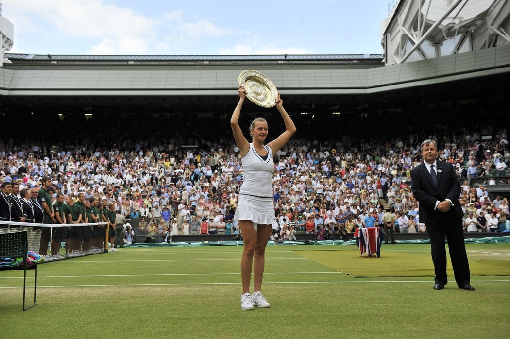 Petra Kvitová v roce 2011 na slavném centrkurtu se svou první wimbledonskou trofejí...