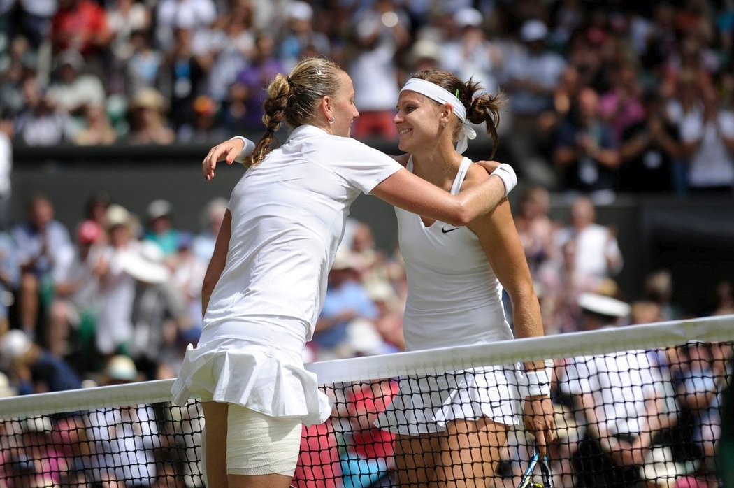 Vítězka Perta Kvitová se objímá s Lucií Šafářovou po semifinále Wimbledonu v roce 2014