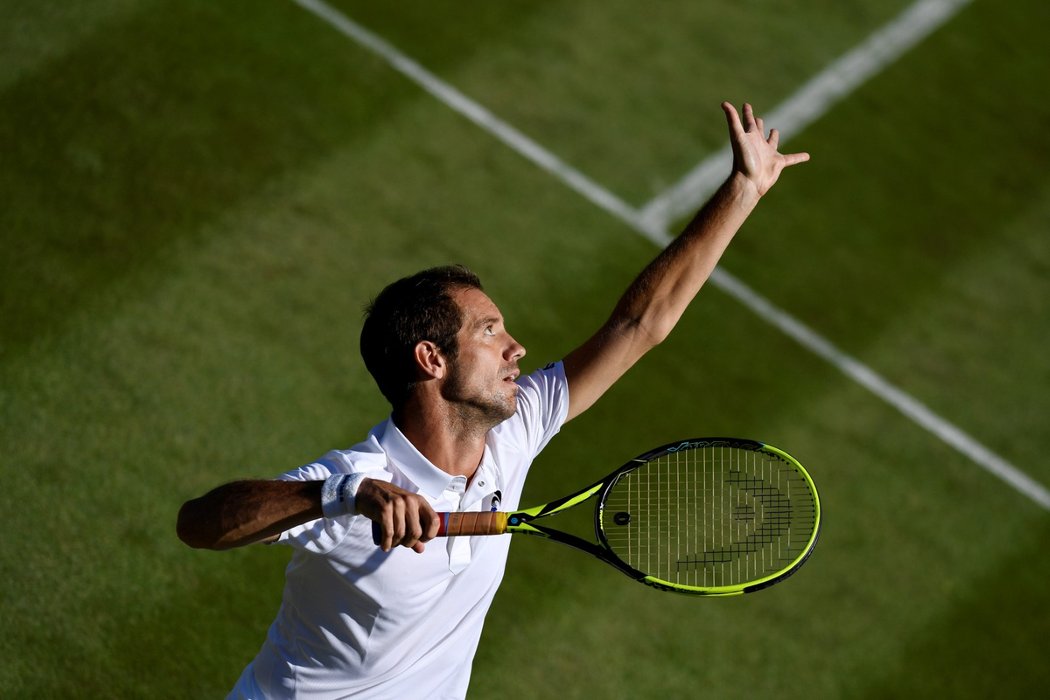 Richard Gasquet z Francie v akci na Wimbledonu 2018