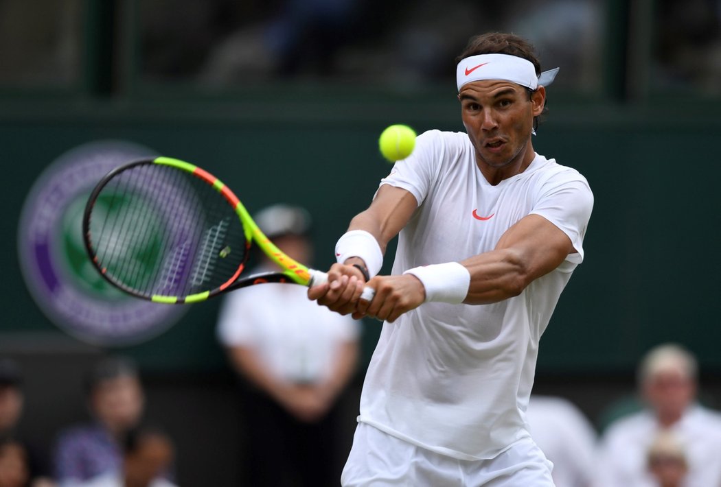 Rafael Nadal se chystá k odpalu