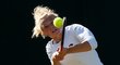 Česká tenistka Kateřina Siniaková v akci na Wimbledonu