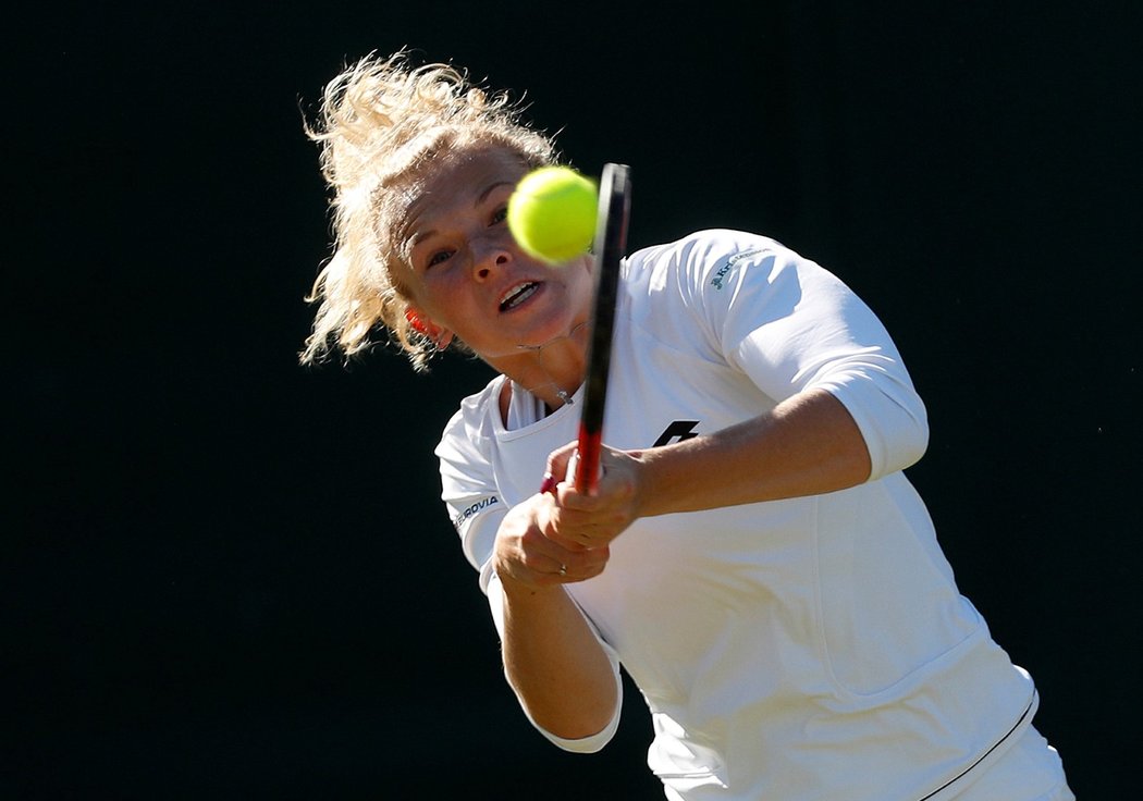 Česká tenistka Kateřina Siniaková v akci na Wimbledonu